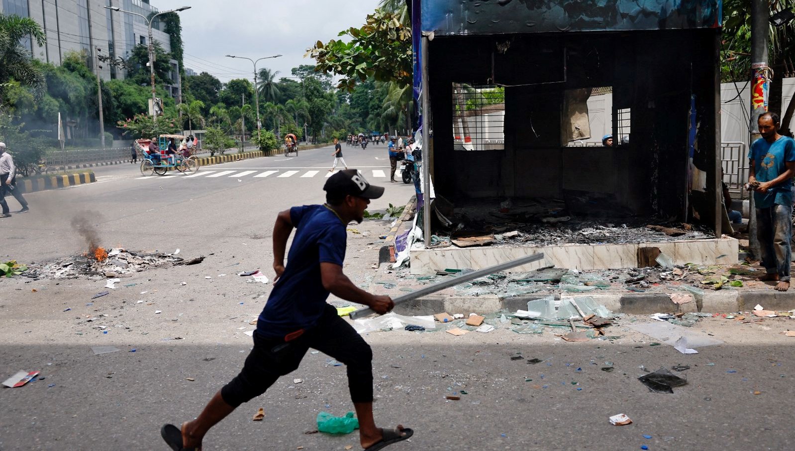 Bangladeş’te protestocular başbakanın konutunu bastı: İstifa eden Hasina, ülkeyi terk etti